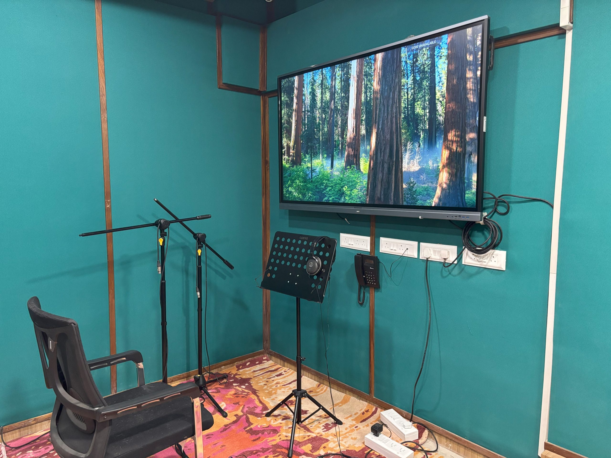 Studio Emerald artist room 3